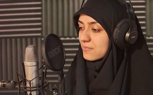 مشتاقانه گویندگی؛ نریشن، پادکست، کتاب و تلفن گویا را در استدیو انجام بدهم.
